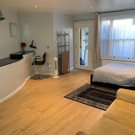 Studio Apartment - Entire Lower Ground Floor - Only 7 Mins Walk Kings Cross St Pancras Station London Exterior foto